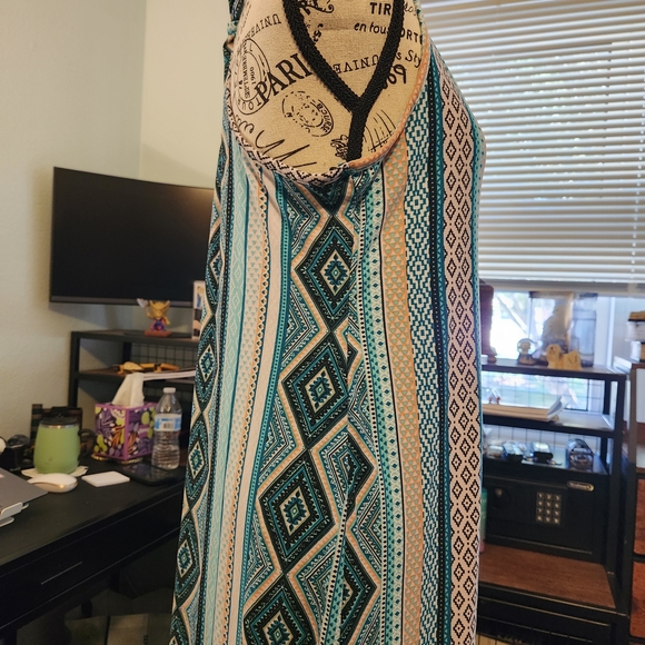 Geometric Patterned Halter Maxi Dress - Picture 3 of 9